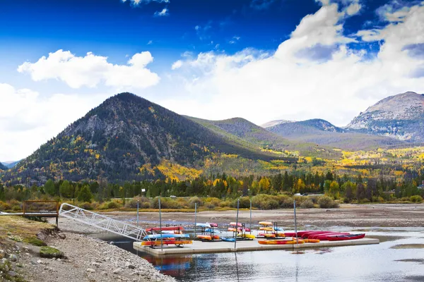 Harbor with Kayaks in small Cidade em Colorado, EUA — Fotografia de Stock