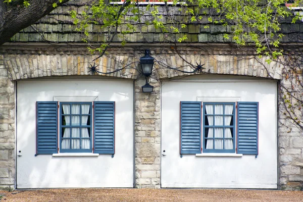 Klasické evropské garáže s modrými okenicemi — Stock fotografie