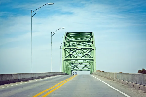 Zelený most před námi - venkovské silnici — Stock fotografie
