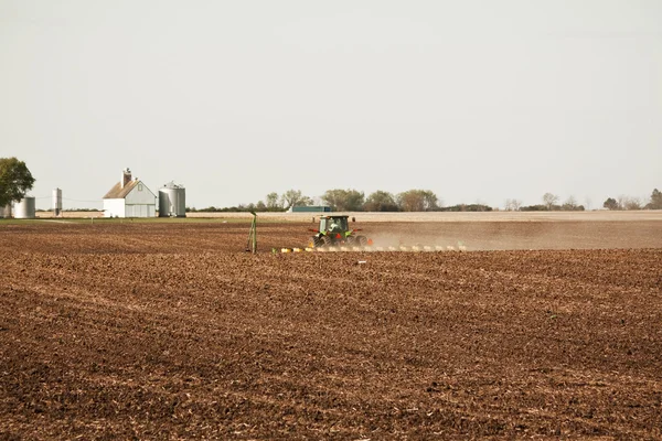 Zelený traktor na farmě — Stock fotografie