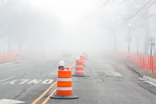 道路-雾和施工上的危险 — 图库照片