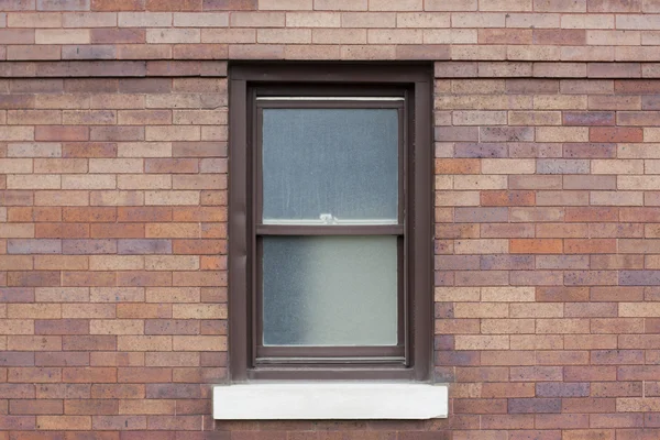 Traditionelles amerikanisches Fenster mit Metallrahmen — Stockfoto