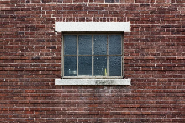 Parede de tijolo de cor industrial com janela azul — Fotografia de Stock