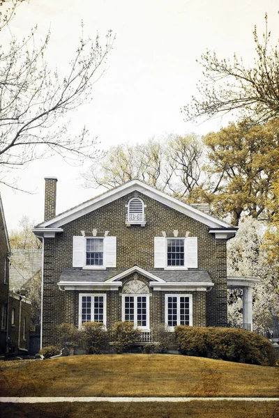 Gamla bildeffekt - traditionella amerikanska hem under våren — Stockfoto