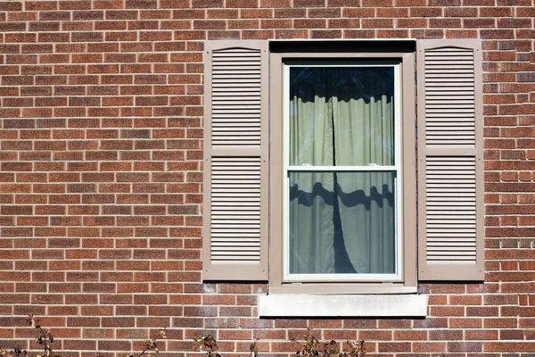 Fenêtre traditionnelle avec volets en bois . — Photo