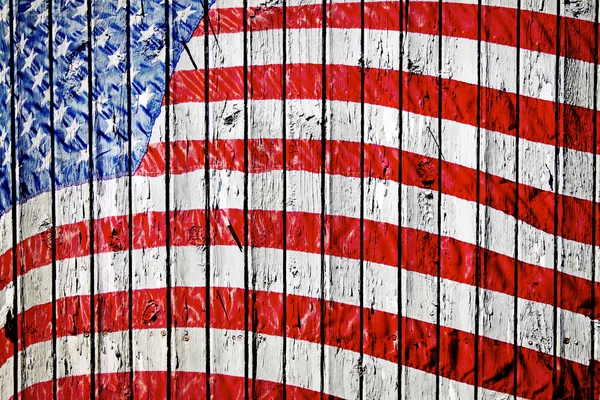Koyu ahşap çit boyalı eski Amerikan bayrağı — Stok fotoğraf