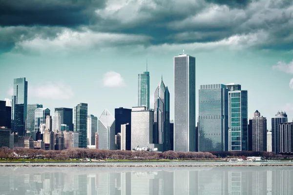 Donkere wolken op financiën wijk — Stockfoto