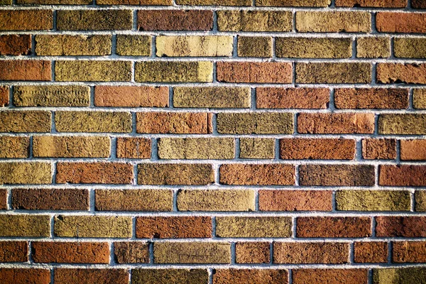 Leeftijd, crank en vuile licht bruin bakstenen muur — Stockfoto