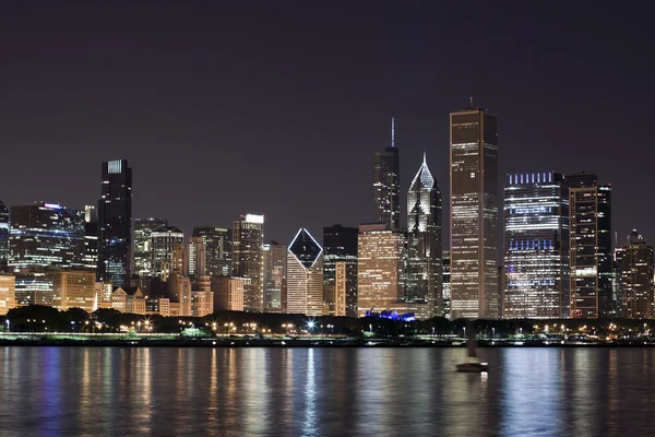 Vue de nuit au centre-ville de Chicago et au lac Michigan — Photo