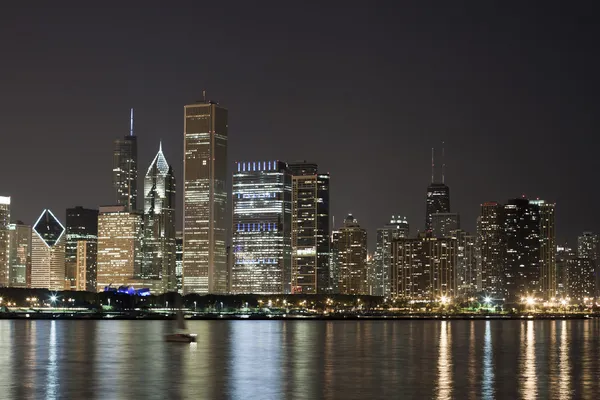 Vista noturna no centro de Chicago — Fotografia de Stock