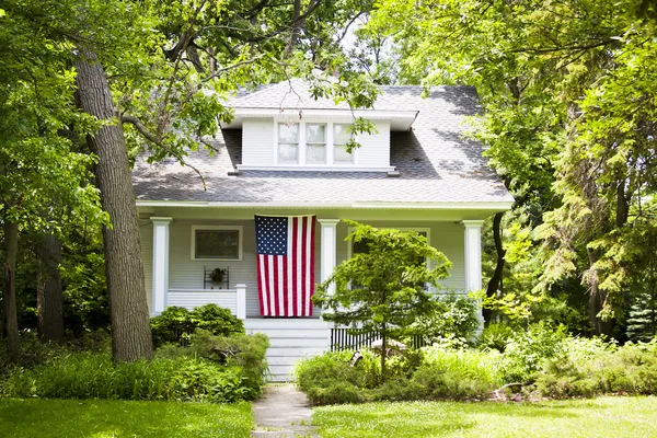 Αμερικανικό σπίτι με σημαία — Φωτογραφία Αρχείου