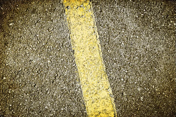Fondo de asfalto con franja amarilla — Foto de Stock