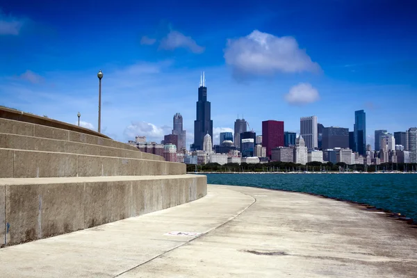 Велосипедна доріжка з центром Чикаго на фоні — стокове фото
