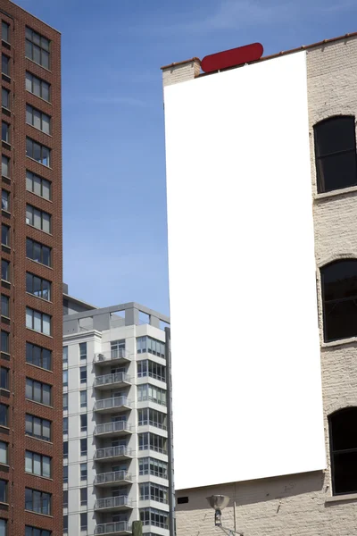 Cartelera en blanco en el edificio en el centro de la ciudad —  Fotos de Stock