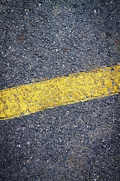 Fondo de asfalto con franja amarilla —  Fotos de Stock