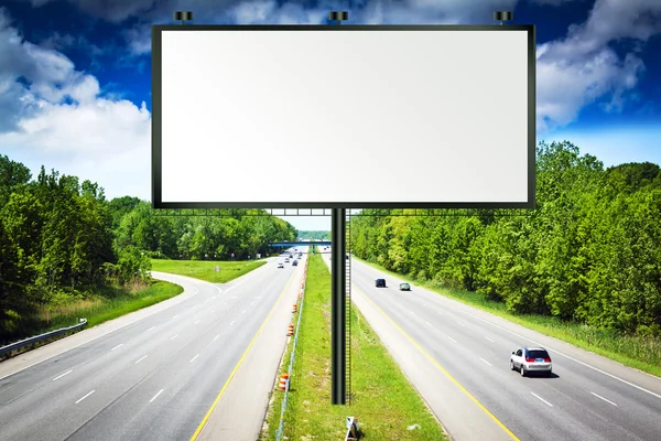 Рекламний щит з бурхливому небі на американський шлагбаума на шлях — стокове фото