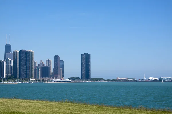 Centre-ville de Chicago avec ciel bleu — Photo