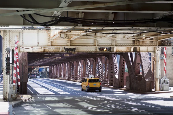 城市风格: 出租车在市中心的桥上 — 图库照片
