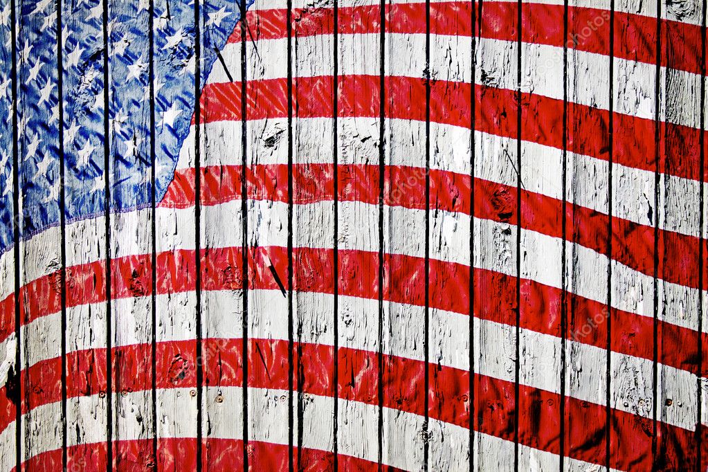 Bandeira americana pintada velha na cerca de madeira escura fotos