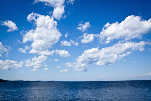 蓝蓝的天空大湖 — 图库照片