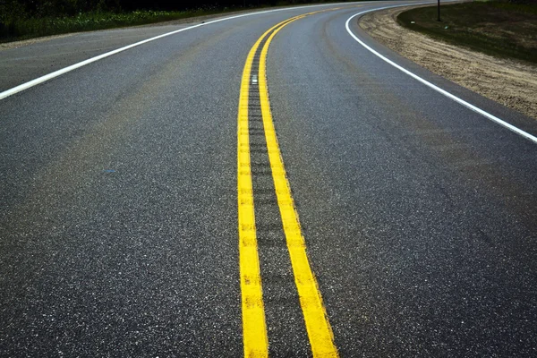 Fondo de asfalto con rayas amarillas — Foto de Stock