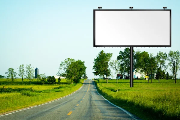 Рекламный щит на проселочной дороге — стоковое фото