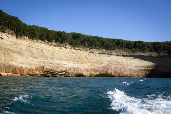 Upper peninsula - oever van het nationale meer afgebeeld rotsen — Stockfoto