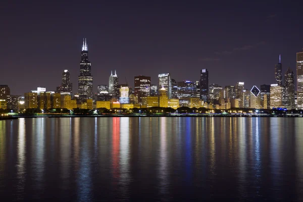 ミシガン湖とシカゴのダウンタウンでの夜景 — ストック写真