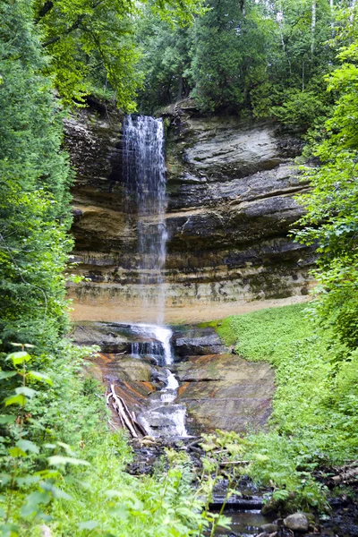Wasserfall im grünen Wald, Michigan USA — Stockfoto