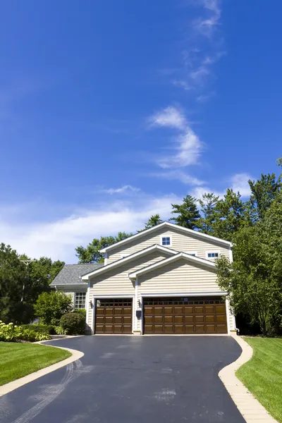 Traditional American Home with Garage — Stock Photo, Image
