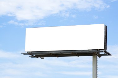 Mavi gökyüzü üzerinde boş billboard