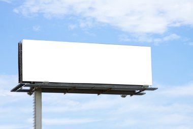 Mavi gökyüzü üzerinde boş billboard