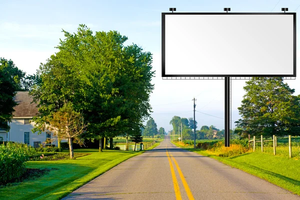 Рекламный щит на американской сельской дороге — стоковое фото