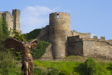 melek günah cabeza delante del castillo de ponferrada