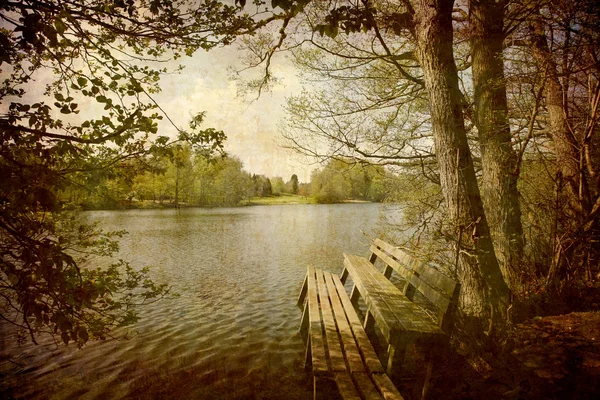 Pěkný lavička jezeře — Stock fotografie