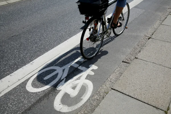 Cyclist in bicycle lane — Stock Photo, Image