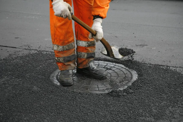 Lavoratore asfalto in azione — Foto Stock