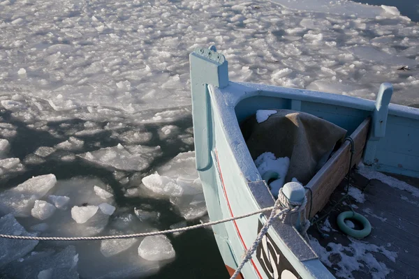 Рыбацкая лодка зимой — стоковое фото