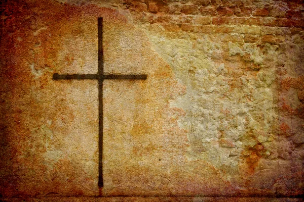Крест на гранж-стене — стоковое фото