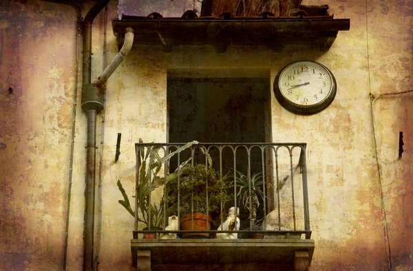 Malý balkon s hodinami — Stock fotografie