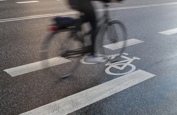 Велосипедист на шляху до роботи — стокове фото