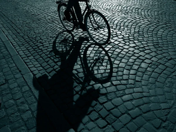 Bisikletçi karanlıkta — Stok fotoğraf