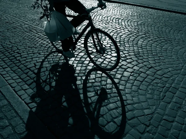 Késő bevásárló kerékpáros — Stock Fotó