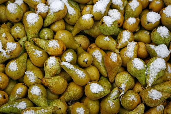 Pears in snow — Stockfoto