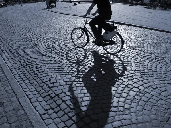 Rowerzysta w promieniach słońca — Zdjęcie stockowe