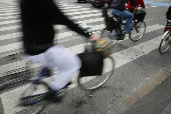 Kerékpárosok csúcsforgalom — Stock Fotó