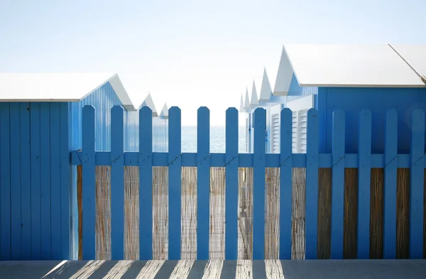 Blauwe hek en hutten — Stockfoto