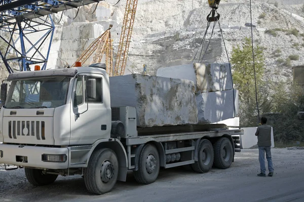 Loading marble Carrara — Stock Photo, Image