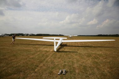 Glider starting clipart