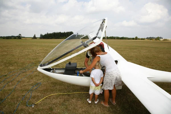 Zweefvliegtuig piloot en familie — Stockfoto